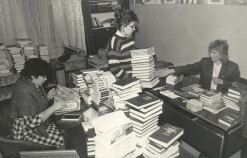 Сотрудники радужнинской библиотеки обрабатывают книги. 1984 г.
